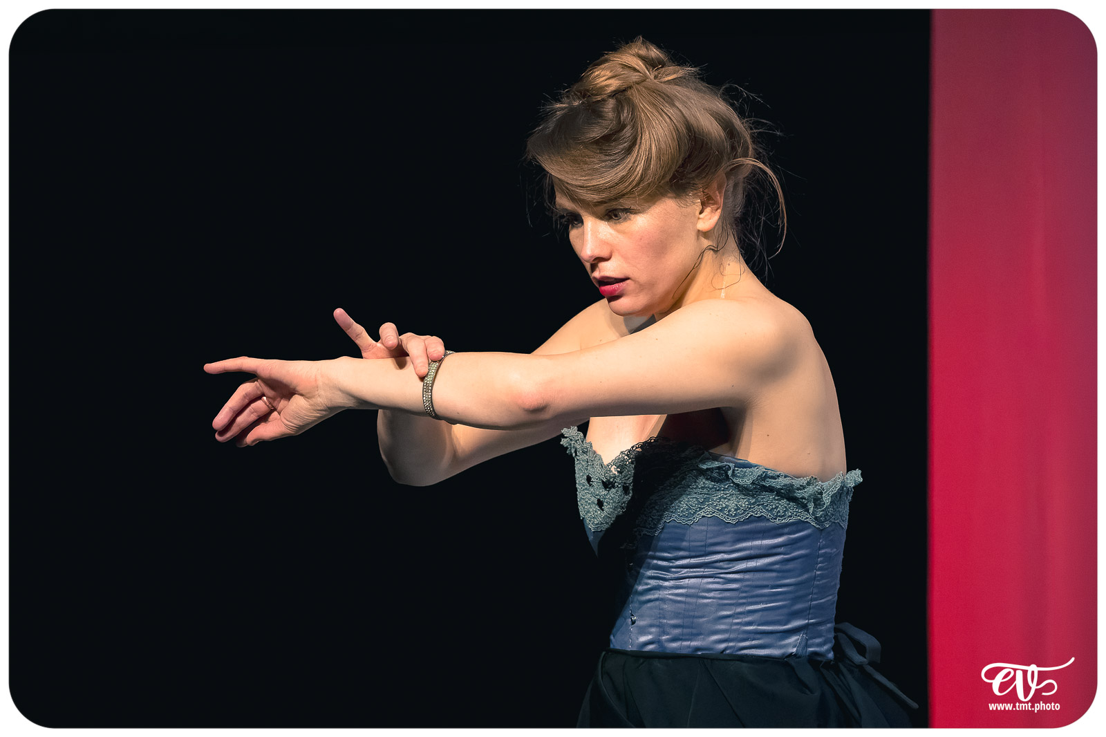 UN FIL A LA PATTE (CIE VIVA)